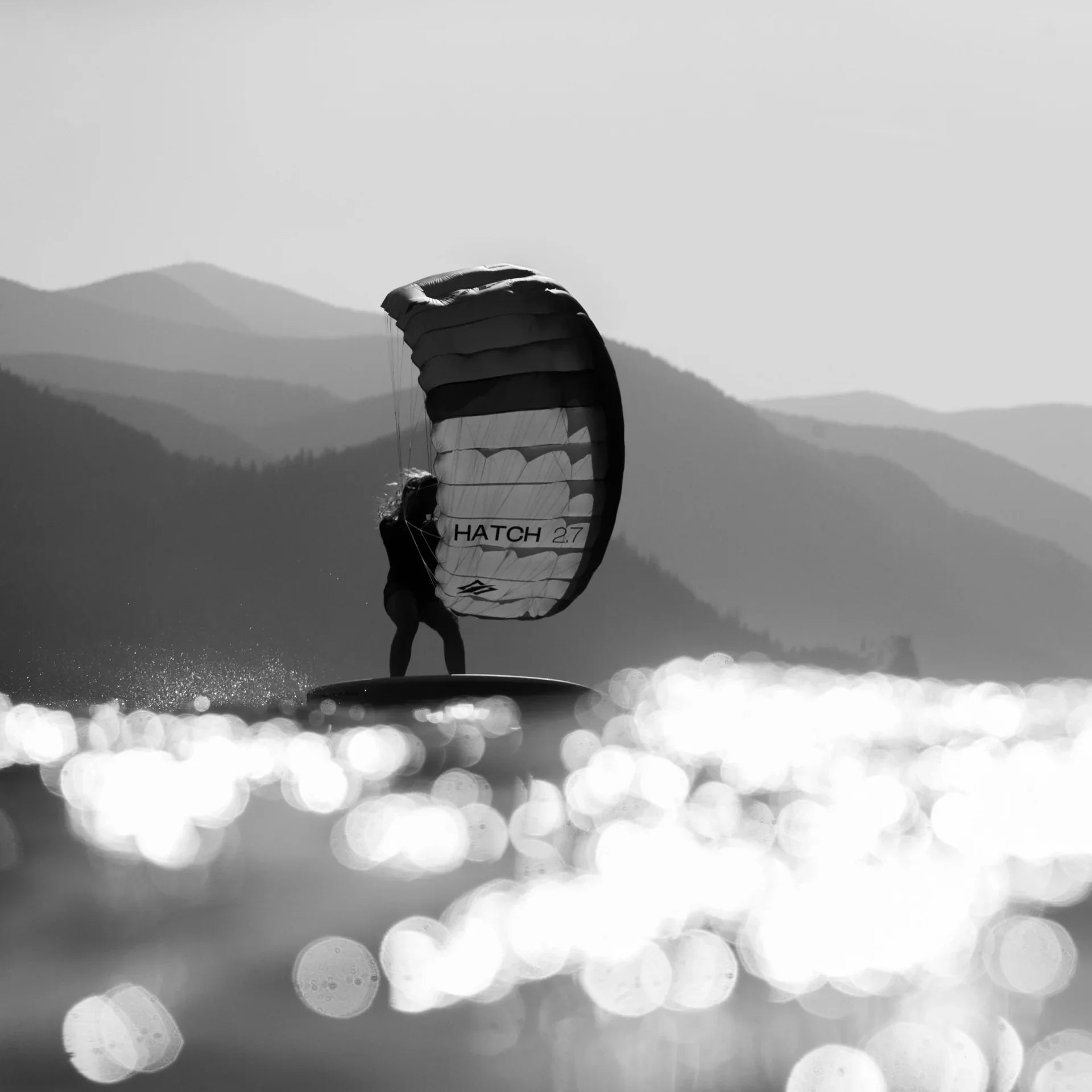 Alexander Lewis-Hughes tester den nye parawingen Naish Hatch på foil-brettet. Optimalisert for wingfoil og downwind uten floker.