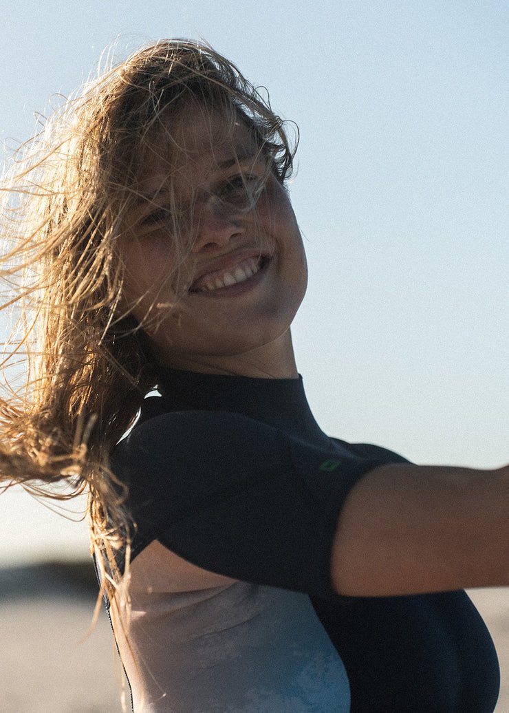 Prolimit Fire Shorty Freezip 2/2 Dame (Blå/Peach): Din Ultimate Sommerfølgesvenn for Frihet og Komfort! - Surf1