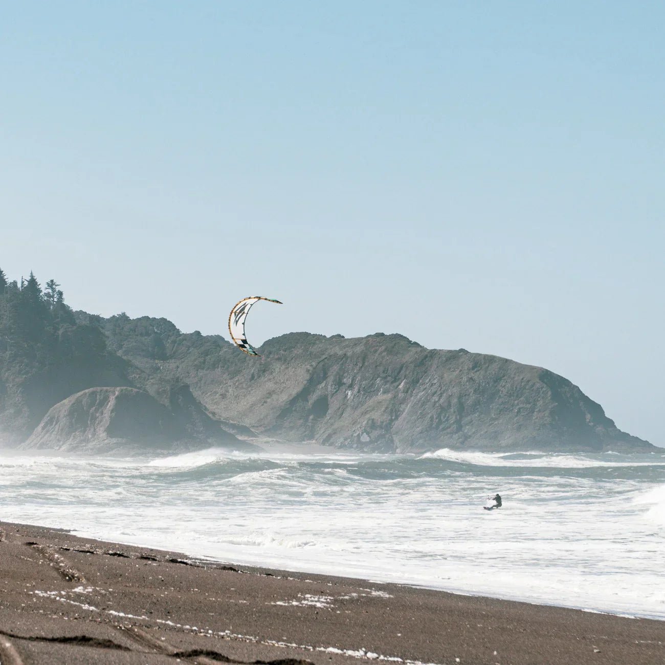 Rugged Roots: Kiteboarding the Oregon Coast (Nok en kul film fra Naish) - Surf1