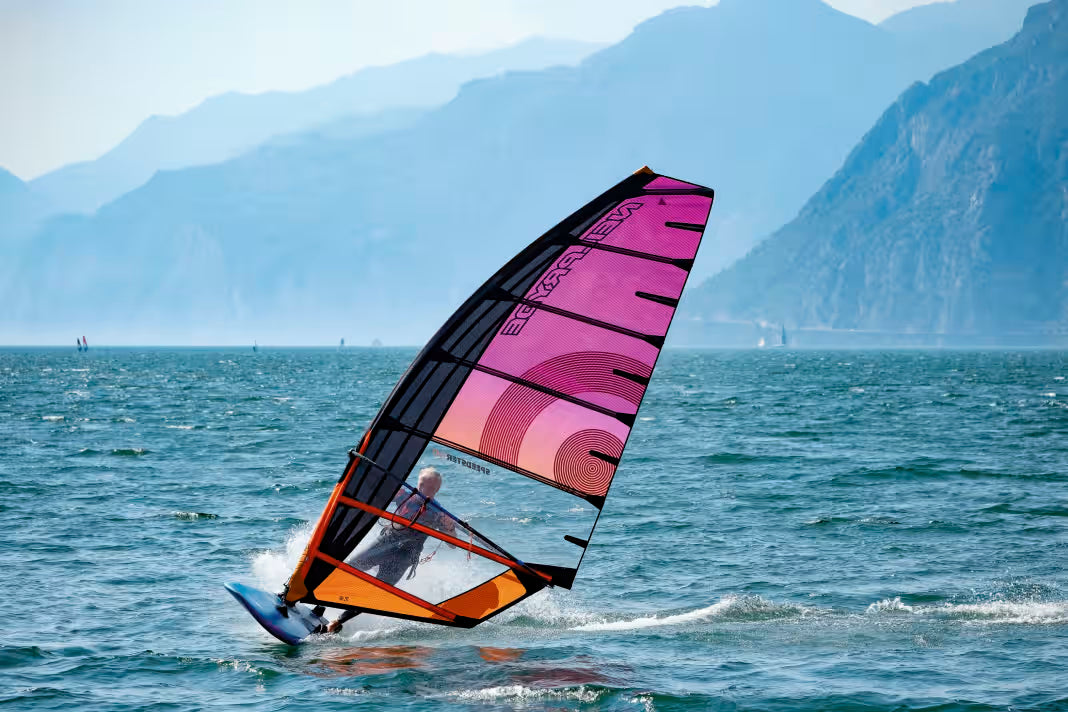 NeilPryde Speedster Evo 26: Raskt Freerace Windsurfing Seil (No-Cam)